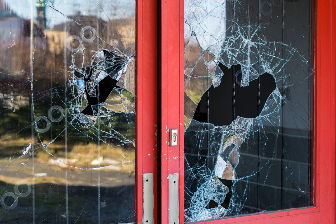 unbreakable-polycarbonate-security-glazing-doors-windows Shattered window