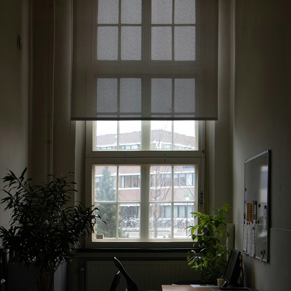 dark-window-tint Windows with blind that darken the space.